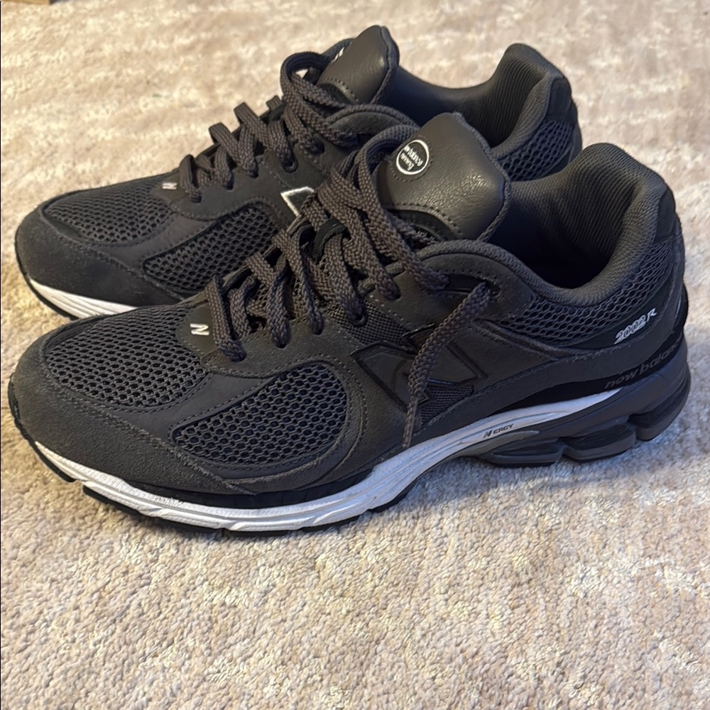 New Balance 2002R Running Sneakers with Mesh Upper and Cushioned Sole SZ 11.5